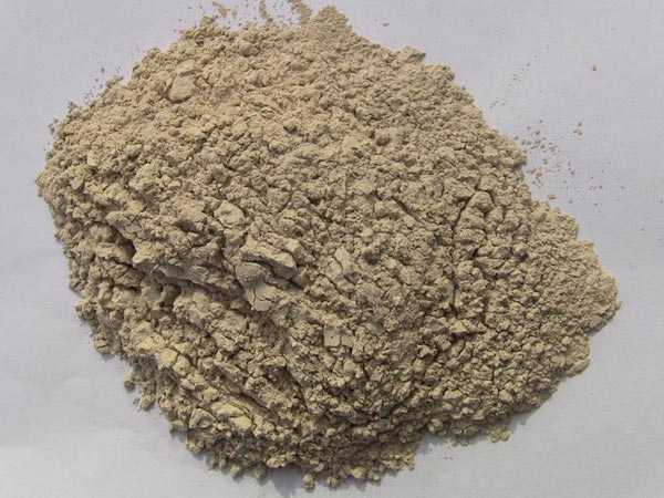 礬土性質(zhì) 礬土主要成分是氧化鋁，為煉鋁和耐火材料的主要原料。白色或灰白色，因含鐵而呈褐黃或淺紅色。密度3.45g/cm3，硬度1～3，不透明，質(zhì)脆。極難熔化，不溶于水，能溶于硫酸、氫氧化鈉溶液。 地區(qū)分布 中國鋁土礦資源比較豐富，在全國18個省、自治區(qū)、直轄市已查明鋁土礦產(chǎn)地205處，其中大型產(chǎn)地72處（不包括臺灣），主要分布在山西、山東、河北、河南、貴州、四川、廣西、遼寧、湖南等地。 投資前景 1.可用于煉鋁工業(yè)。用于國防、航空、汽車、電器、化工、日常生活用品等。 2.可用于精密鑄造。礬土熟料加工成細粉做成鑄模后精鑄。用于軍工、航天、通訊、儀表、機械及醫(yī)療器械部門。 3.可用于耐火制品。高鋁礬土熟料耐火度高達1780℃，化學(xué)穩(wěn)定性強、物理性能良好。 4.硅酸鋁耐火纖維。用于鋼鐵、有色冶金、電子、石油、化工、宇航、原子能、國防等多種工業(yè)，消防人員可用耐火纖維布做成衣服。 5.制造礬土水泥、研磨材料、陶瓷工業(yè)以及化學(xué)工業(yè)可制鋁的各種化合物。 鋁礬土磨粉制備 鋁礬土粉是選用煅燒過的熟鋁礬土礦石用雷蒙磨加工制成的細粉，粒度通常為100目-325目，在耐火材料行業(yè)得到了廣泛的應(yīng)用。通常加工的流程為先經(jīng)顎式破碎機進行破碎，然后篩分進入鋁礬土雷蒙磨或鋁礬土超細磨粉機中，進行鋁礬土粉制備，使其應(yīng)用更加廣泛。