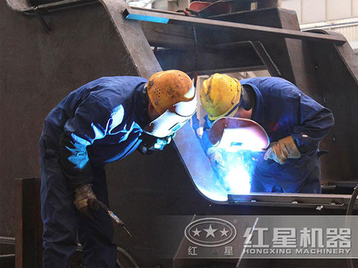 車間生產(chǎn)加工移動破碎機(jī)，每一臺設(shè)備都是匠心打造