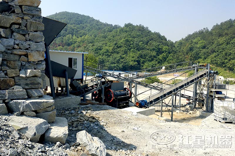 顎式細(xì)破碎機(jī)破碎現(xiàn)場，搭配制砂機(jī)使用